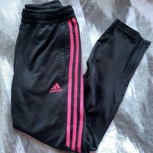 Medium light pink girls sportswear’s joggers.